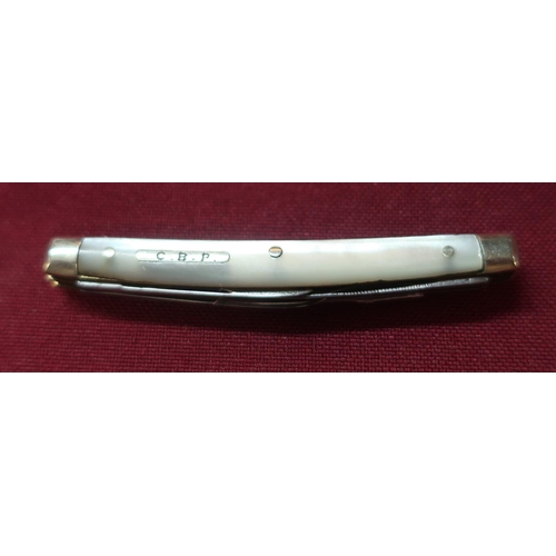 119 - Quil knife with mother of pearl handle, with inscription of handle CBP