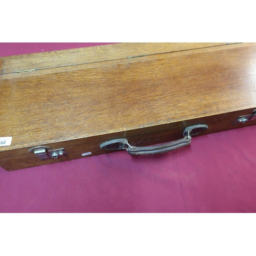 783 - Well constructed oak gun case with hinged lift up top and green baize lined interior (77cm x 30cm x ... 