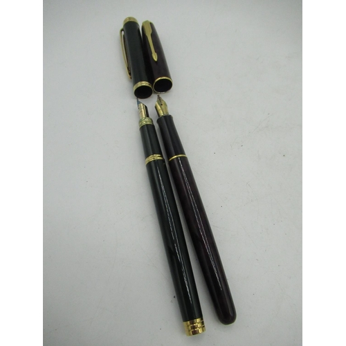 147 - Dark brown marbleised Parker Sonnet fountain pen in case, vintage dark green Waterman's fountain pen... 