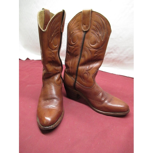 391 - Pair of brown leather cowboy boots size 9.5 and a pair of similar black cowboy boots with metal toe ... 