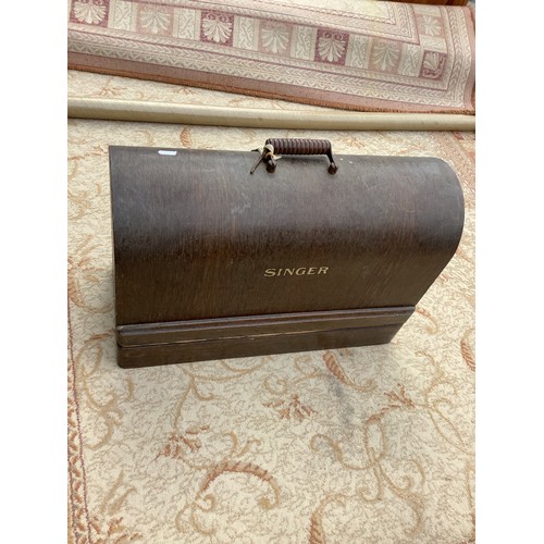 565 - Vintage singer sewing machine with wooden branded cover