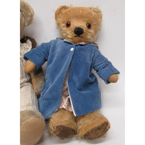 115 - Collection of c. 1940/50's English teddy bears: Dean's Elvis bear with glass eyes, jointed arms and ... 