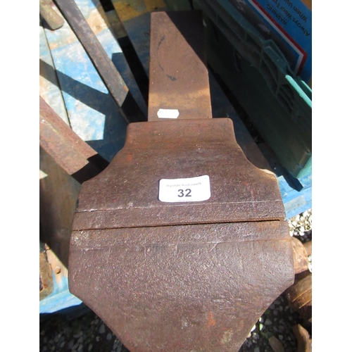 32 - Large bench vice no3c