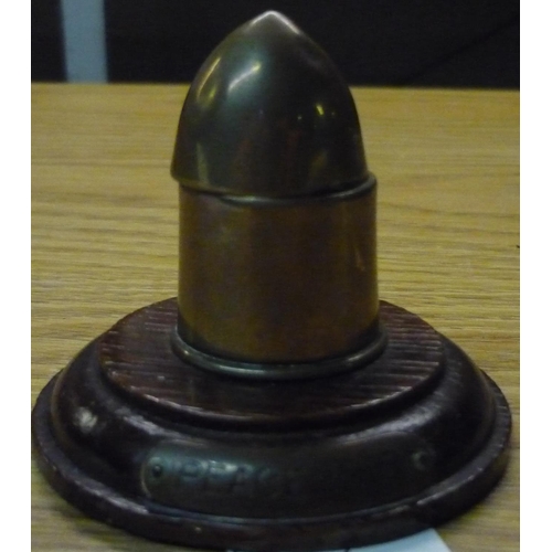 802 - Small brass c.WWI trench art inkwell on circular oak base with plaque marked Peace 1919 approx H6cm ... 