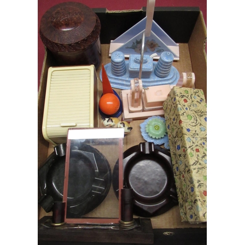 71 - 1939 New York Worlds Fair souvenir salt and pepper shaker, Art Deco Rolinux cigarette dispenser with... 