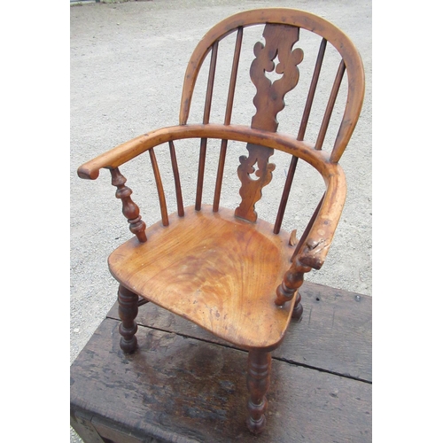 2350 - C19th child's yew Windsor armchair with pierced splat and shaped saddle seat on turned supports join... 