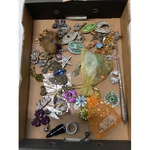 110 - Collection of costume jewellery, brooches and other jewellery