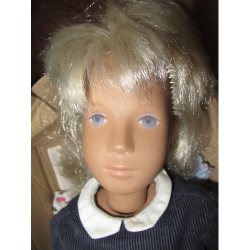 527 - Rav Wilding Collection - Sasha Doll with additional clothes and Sasha catalogue, doll with blonde ha... 
