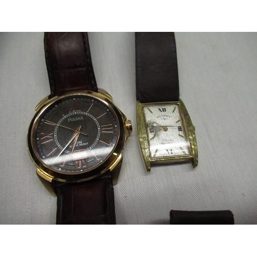 39 - Citizen quartz wrist watch with date indicator, gold plated and stainless steel case on matching bra... 