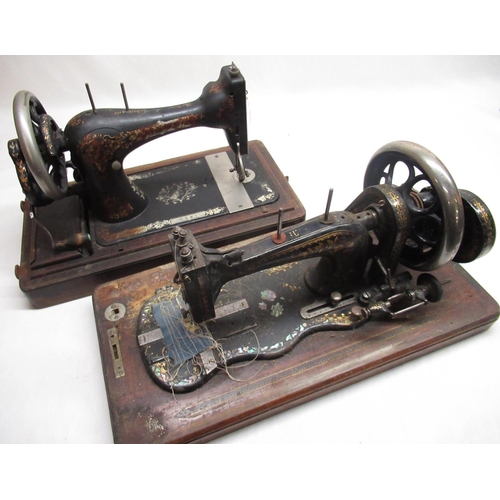 104 - C20th singer hand operated sewing machine in oak case no. 14634979, early C20th hand operated sewing... 