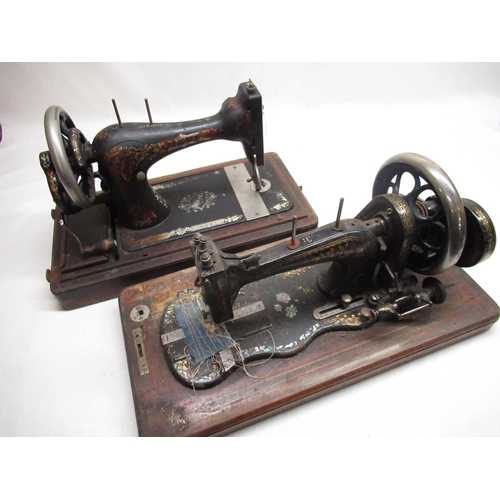 104 - C20th singer hand operated sewing machine in oak case no. 14634979, early C20th hand operated sewing... 