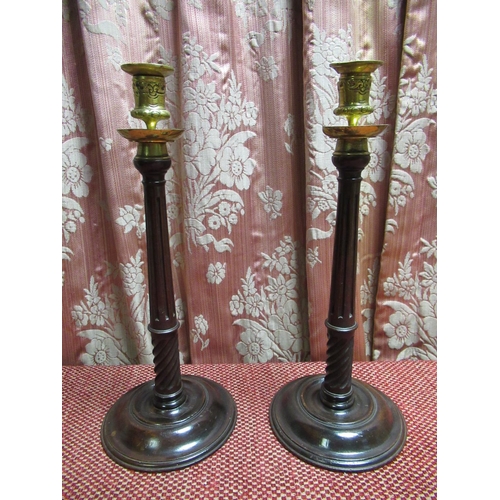 1472 - Pair of Geo. III style mahogany fluted column candlesticks, with brass sconces and drip trays on ste... 