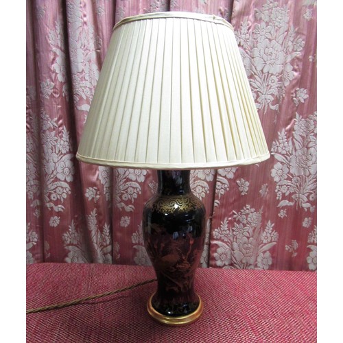 1118 - Chinese style table lamp, the baluster body with flared neck, chinoiserie decorated in gilt with exo... 