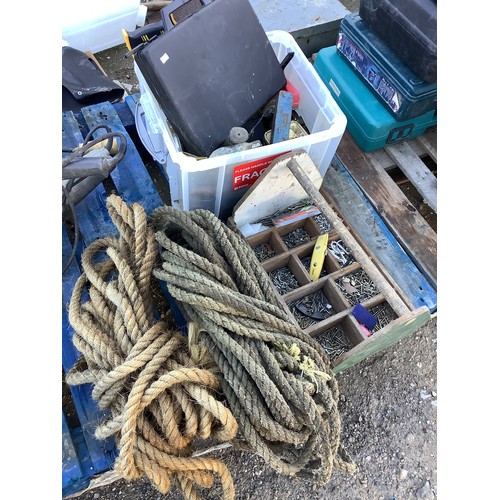 124 - Two large ropes, a tool box with screws, a pH metre etc
