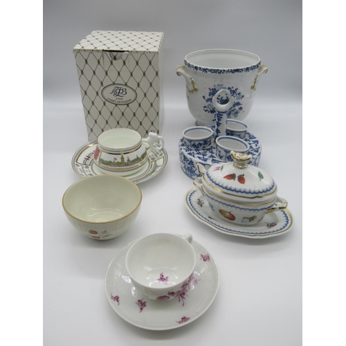 1537 - Modern Russian porcelain teacup and saucer, (boxed) and another, a pair of Viste Alegre oval jardini... 