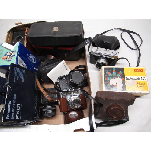 502 - Voigtlander Vitomatic II 35mm camera and a collection of other cameras