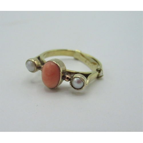 533 - Hallmarked 18ct gold ring with coral and sea pearls in circular mounts Size P 1/2 (with resizer) 4.1... 