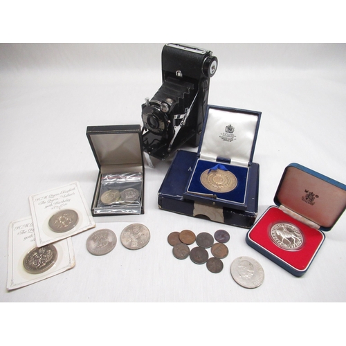 549 - Collection of commemorative coins, badges, older coins, commemorative crowns, Victorian farthings et... 