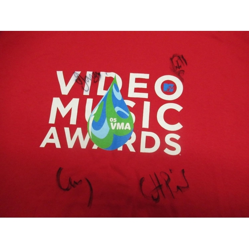 4 - 2005 video awards crew T-shirt for the event in Miami signed by Chris Martin, Johnny Buckland, Guy B... 