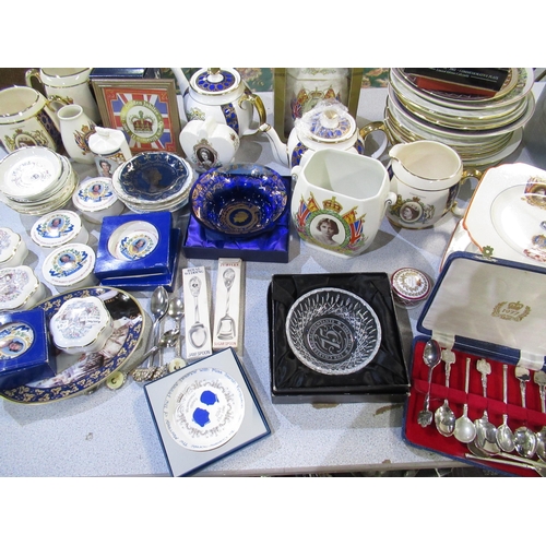 534 - Collection of commemorative plates including  ERII 80th Birthday, Royal Wedding of Charles and Diana... 