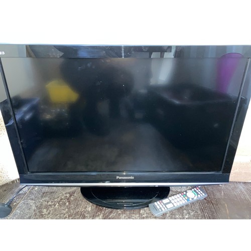 226 - Panasonic TX-L32G10B colour TV with remote control