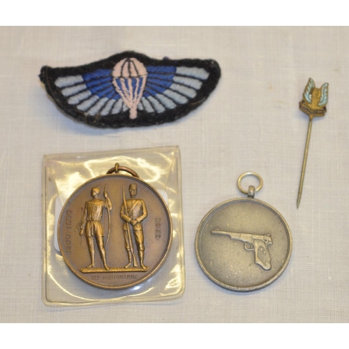 64 - SAS tie pin, Paratroopers cloth wings insignia, National Rifle Association found in 1860 Class H 195... 