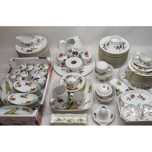 176 - Mixed collection of Royal Worcester Evesham ware including plates, jugs, small pots, trays etc