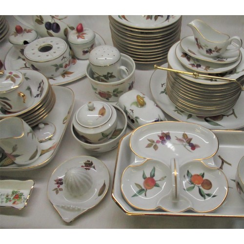 176 - Mixed collection of Royal Worcester Evesham ware including plates, jugs, small pots, trays etc