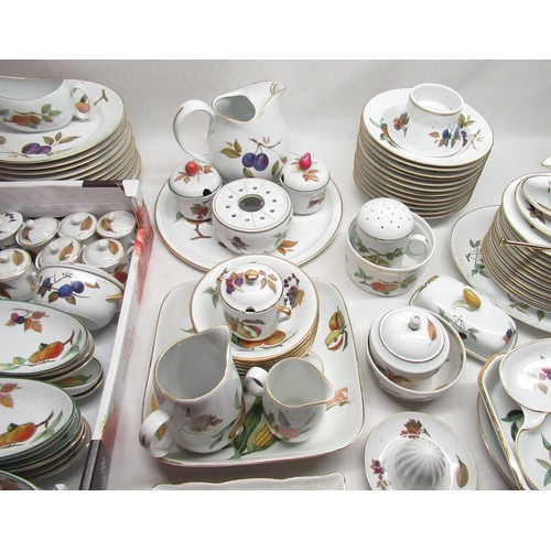 176 - Mixed collection of Royal Worcester Evesham ware including plates, jugs, small pots, trays etc