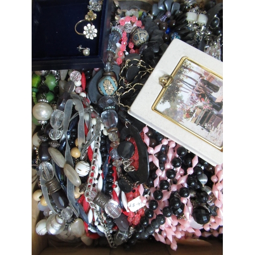 142 - Collection of costume jewellery including beaded necklaces, brooches, bracelets, etc