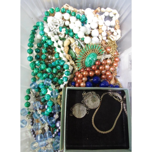 220 - Selection of various costume jewellery, green agate pendant, simulated pearls etc