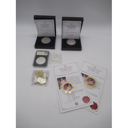 750 - ER.II Diamond Jubilee 50p 24ct gold plated coins with COA, HM Elizabeth II Golden Jubilee 50p cupro-... 