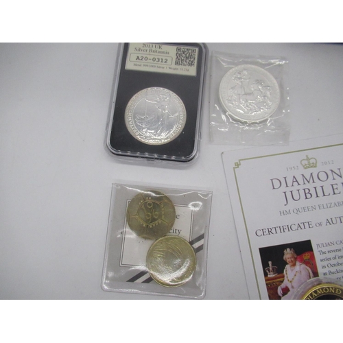 750 - ER.II Diamond Jubilee 50p 24ct gold plated coins with COA, HM Elizabeth II Golden Jubilee 50p cupro-... 