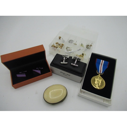 95 - Collection of Sterling silver, 9ct gold and other earrings, two pairs of cufflinks, small coin purse... 