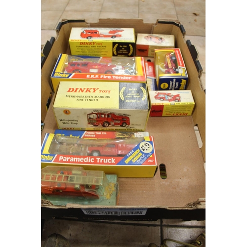 817 - Collection of various scale Dinky die cast models of fire brigade interest including 285 Merriweathe... 