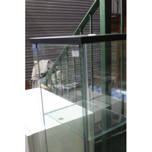 757 - Glass display cabinet with three glass shelves, 162cm x 35cm x 40cm