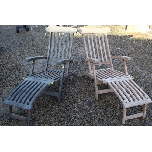 3367 - Pair of quality wooden garden reclining loungers with extending foot rests and cushions (2)