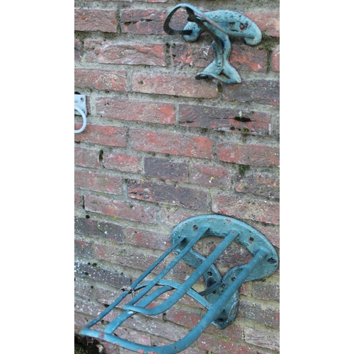 3348 - Saddle and bridle wall mounted hangers