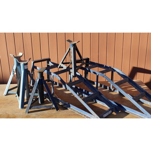 3369 - Set of four car jacks and a pair of car ramps (6)