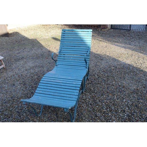 3368 - Large steel framed wooden slatted garden reclining chair with arms