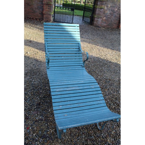 3368 - Large steel framed wooden slatted garden reclining chair with arms