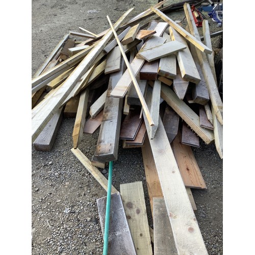 3355 - Large collection of cut timber of various sizes, cuts etc