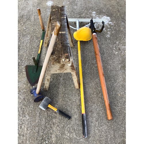 3359 - Set of tools related to timber work including log lifter, large aluminium rake, fencing mallet, smal... 