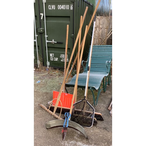 3360 - Set of tools including snow shovel, large soft broom, medium soft broom, rakes, sheep shears etc. (9... 