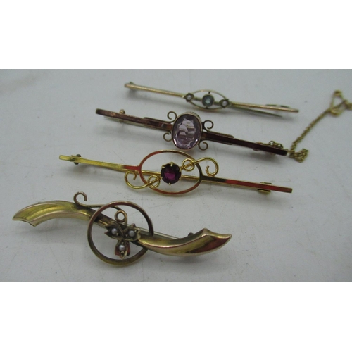 13 - Collection of 9ct gold bar brooches, with coloured stones in decorative central mounts, all stamped ... 