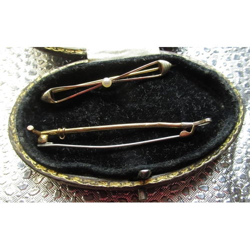 1 - 15ct gold bar brooch in bow form with central pearl (2.5g) together with a 9ct gold riding crop bar ... 