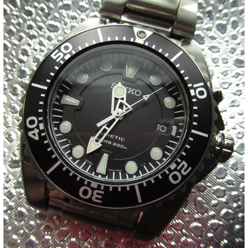 195 - Seiko Kinetic Diver's 200m watch with date, stainless steel case on matching Seiko stainless steel b... 