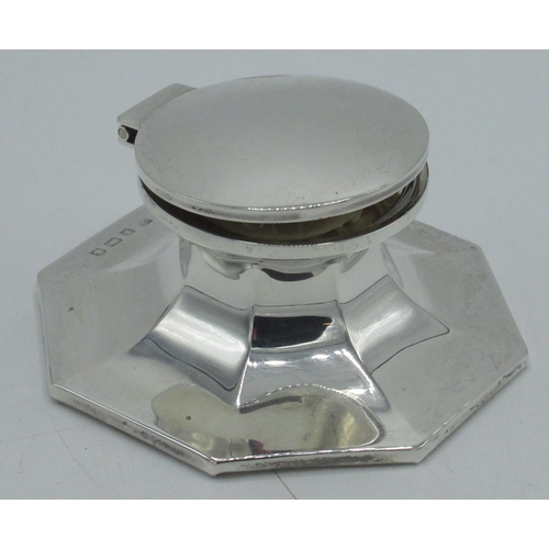 1166 - Geo.V hallmarked Sterling silver octagonal ink well with hinged lid and clear liner, (marks rubbed),... 