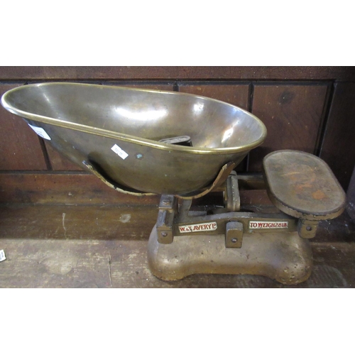 210 - Early C20th W&T Avery 28lb shop scale with loose 4lb and 2lb weights