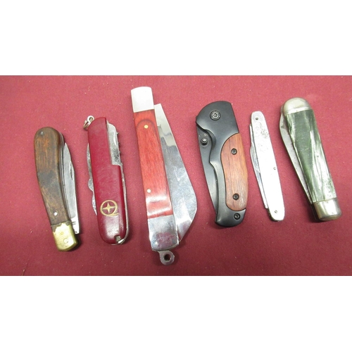 220 - Selection of folding and pocket tool knives to include Yusuf, Browing FA15 etc (6)